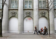 Riskante Geschäfte und das systematische Anwerben von amerikanischen Steuersündern bringen die Bank an den Rand des Ruins. (Bild: Steffen Schmidt/Keystone (Zürich, 15. November 2008))