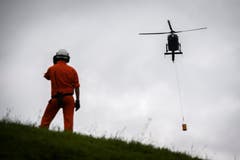 Mit zwei EC 635-Helikoptern fliegt die Armme Munitionsreste aus. (Bild: Keystone/Gian Ehrenzeller)