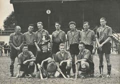Der Luzerner Kunstmaler Hans Erni (hintere Reihe, dritter von rechts) war Mitglied des LSC-Landhockey-Teams, das 1947 Schweizer B-Hockeymeister wurde. Hinten von links: «Charly» Leutwyler, Werner Halm, Hubert Metz, Franz Utiger, Hans Erni, Konrad Ammann, Rolf Dunkel. Vorne: Adi Ammann, Walter Häfliger, Franz Widmer, Walter Roth.
