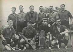 1931 wurde die Männer-Landhockeyabteilung gegründet. Auf dem Bild die versammelten Trainer mit «Charly» Leutwyler (unten, zweiter von links) und Goalie Willy Stein (unten, zweiter von rechts).