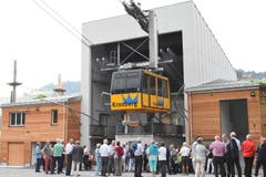 Beidseits der Talstation der Kronbergbahn wurden Baukörper hinzugefügt.
