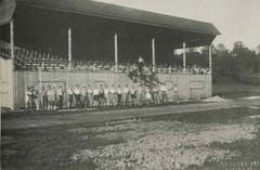 1933: Nach 7000 Frondienst-Stunden präsentieren sich die LSC Baumeister stolz vor der neuen Tribüne.