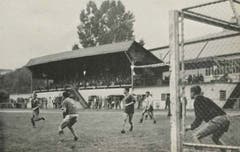 Foto vom Final des ersten Fussball-Grümpelturniers, bei dem die Nationalspieler Hasler und Orpi zum Siegerteam zählten.