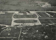 Luftaufnahme der Sportanlage Allmend. Rechts in der Mitte unten ist die LSC-Tribüne zu sehen, davor das Hockeyfeld. Die Tribüne des FCL (Mitte, oben) ist in den Vierzigerjahren noch nicht grösser als jene des LSC.