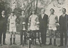 1920er Jahre: Preisgekrönte LSC-Leichtathleten vor dem Löwendenkmal in Luzern. In der Bildmitte mit Nummer 74 ist wieder der erfolgreiche Läufer Hans Zeier zu erkennen.