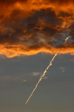 Flugzeug auf der Flucht vor einem unheimlichen Sonnenuntergang. (Bild: Rudolf Strebel-Böll)
