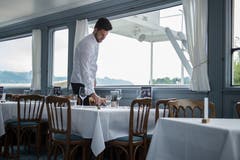 Ein Mitarbeiter deckt die Tische im Queens Salon der «Stadt Luzern».
