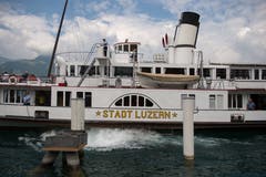 Das Dampfschiff läuft einwandfrei in Beckenried ein. Dennoch muss die 90-jährige Maschine revidiert werden.