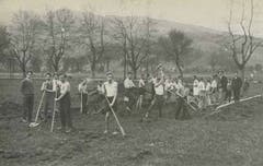1928: Die Clubmitglieder legen Hand an und bauen die erste Aschenbahn auf der Allmend.
