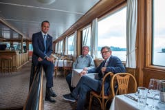 Die Vorstandsmitglieder der Dampferfreunde nach der Medienkonferenz. Von links: Damian Müller (FDP-Ständerat und Präsident der Dampferfreunde), Robert Horlacher, Werner Grossniklaus (Vize-Präsident) in der 1. Klasse des DS «Stadt Luzern».