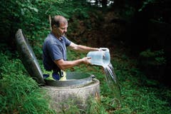 Betriebsleiter Thomas Horat bei der Kohlbodenquelle. (Bild: Stefan Kaiser (Baar, 6. Juni 2018))