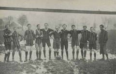 Eine der ersten LSC-Fussballmannschaften. Die jungen Spieler mussten vor jeder Partie die Holztorstangen aus einem Schuppen auf der Allmend hervorklauben und auf den Platz schleppen. Die Grösse der Tore variierte ab und zu um ein paar Zentimeter.