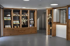Geräumige neue Schalterhalle.