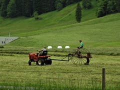 Niemand kann behaupten, dass diese zwei Jungs am «Herumkurven» nicht ihren grossen Spass haben. Aufgenommen im Eigenthal. (Bild: Margrith Imhof-Röthlin)