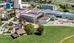 So könnte es in naher Zukunft am Baumgarten-Kreisel in St. Margrethen aussehen: Der geplante Neubau der HPA AG mit Passerelle zum bestehenden Gebäude ist in der Visualisierung rot umrandet. Auf dem hinten angrenzenden Grundstück befindet sich die Firma Leuco. Grün umrandet sind die bereits bestehenden Gebäude der HPA AG am Schäfliweg 1. Das Gebiet ist als Gewerbe- und Industriezone klassifiziert. (Bild: Visualisierung: pd/Bearbeitung: Eric Bigger)