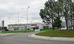 So könnte es in naher Zukunft am Baumgarten-Kreisel in St. Margrethen aussehen: Der geplante Neubau der HPA AG mit Passerelle zum bestehenden Gebäude ist in der Visualisierung rot umrandet. Auf dem hinten angrenzenden Grundstück befindet sich die Firma Leuco. Grün umrandet sind die bereits bestehenden Gebäude der HPA AG am Schäfliweg 1. Das Gebiet ist als Gewerbe- und Industriezone klassifiziert. (Bild: Visualisierung: pd/Bearbeitung: Eric Bigger)