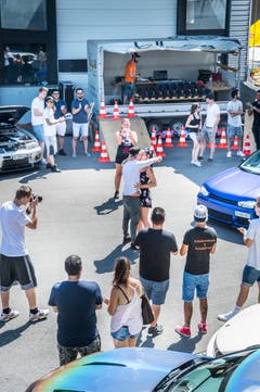 Auf einmal hört man Leute applaudieren und den Speaker Glückwünsche ausrufen. Einer der Besucher macht seiner Geliebten einen Heiratsantrag auf dem Gelände. (Bild: Andrea Stalder)