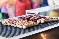 Bauern oder Kalbs? Die Bratwurst ist wohl der Fest-Klassiker schlechthin. (Jakob Ineichen, Luzern, 30.06.2018)