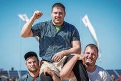 Marcel Kuster vom Schwingclub Gais feiert seinen ersten Kranzfestsieg in seiner Karriere. (Bild: Lorenz Reifler)
