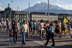 Die Festbesucher geniessen die Seebrücke als Fussgängerzone. (Bild: Philipp Schmidli, Luzern, 30.06.2018)