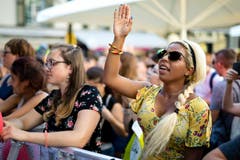 Eine Zuhörerin beim Konzert von Dodo auf dem Kapellplatz. (Bild: Philipp Schmidli, Luzern, 30.06.2018)