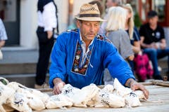Das traditionelle Morgenbrot im Städtli an der Schlachtfeier Sempach. (Bild: Philipp Schmidli, 1. Juli 2018)