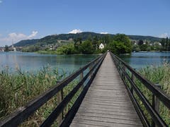 Auf dem Steg zur Insel Werd mit Blick auf Stein am Rhein und Schloss Hohenklingen. (Bild: Hubert Koch)