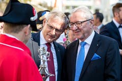 Der Schwyzer Regierungsrat Andreas Barraud (SVP, Mitte) und der Luzerner Regierungsrat Robert Küng (FDP, rechts) an der Schlachtfeier Sempach. (Bild: Philipp Schmidli, 1. Juli 2018)