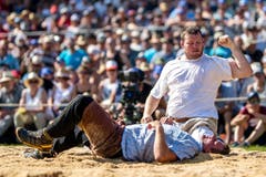 Andi Imhof (rechts) jubelt nach dem Sieg gegen Adrian Wetzstein im 6. Gang. (Bild: Philipp Schmidli)