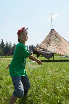 Finn Loebbering wirft den Frisbee. (Bild: Jakob Ineichen, 08. Juli 2018)