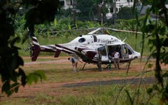 Ein Rettungshelikopter steht beim Eingang zur Höhle bereit. (Bild: Sakchai Lalit/AP (Mae Sai, 9. Juli 2018))