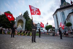 Alphornbläser und Fahnenschwinger erfreuen das Publikum. (Bild: Edi Ettlin, Stans, 9. Juli 2018)