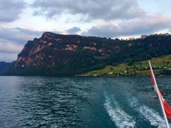 Beim Sonnenuntergang rötet sich der sonst graue Fels des Bürgenstocks rot. Ein mitreisender Ostschweizer auf dem Schiff fragte, ob diese Felsen immer rot seien – nur heute Abend, sonst nicht (Bild: Josef Küttel)