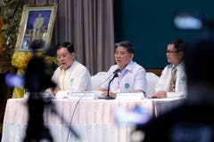 Jesada Chokdumrongsuk, Mitte, stellvertretender Generaldirektor des Gesundheitsministerium, informiert die Presse über die Gesundheit der geretteten Buben und des Trainers. (Bild: Vincent Thian/AP (Chiang Rai, 10 Juli 2018))