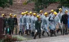 Rettungskräfte auf dem Weg zum Höhleneingang. (Bild: Sakchai Lalit/AP (Mae Sai, 10. Juli 2018))