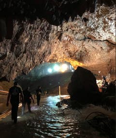 Rettungskräfte in der überfluteten Höhle. (Bild: AP (Mae Sai, 10. Juli 2018))