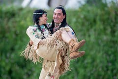 Der Schauspieler Tom Volkers als Winnetou und Giusy Bringold als Ribanna. (Bild: Urs Flüeler / Keystone (Engelberg, 4. Juli 2018))