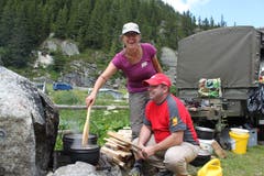 Iwan und Rita Zgraggen kochen auf dem offenen Feuer. (Bild: Markus Zwyssig (Göscheneralp, 7. Juli 2018))