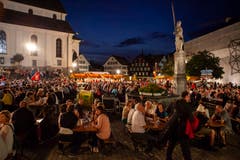 Die Besucher sitzen gemütlich zusammen. (Bild: Edi Ettlin, Stans, 9. Juli 2018)
