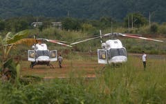 zwei Rettungshelikopter stehen beim Eingang zur Höhle bereit. (Bild: Sakchai Lalit/AP (Mae Sai, 9. Juli 2018))