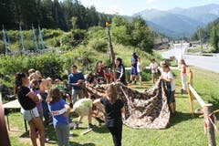 Die Kinder der Jubla Werthenstein lernen verschiedene Pioniertechniken im bündnerischen Spinabad. (Bild: Stefan Sidler)