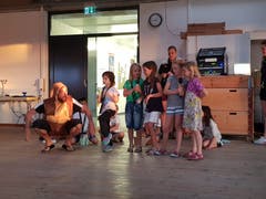 Auf dem Campus Sursee tanzen und singen die Kinder. (Bild: Natascha Savanovic)