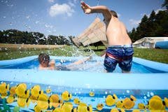 Silvan Peter und Colin Widmer gönnen sich eine Abkühlung im Bassin. (Bild: Jakob Ineichen, 8. Juli 2018)