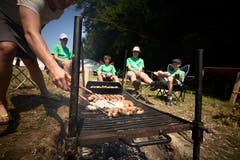 Das Küchenteam bereitet das Mittagessen vor. (Bild: Jakob Ineichen, 8. Juli 2018)