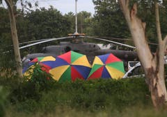 Ein Helikopter steht für den Abtransport der Geretteten bereit. (Bild: Sakchai Lalit/AP (Mae Sai, 10. Juli 2018))