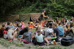 Die Jubla Hohenrain-Kleinwangen verkocht am Lagerfeuer selbstgesammelte Kräuter zu einer Suppe. Dazu wird auf der Burg Rotberg gemütlich gesungen. (Bild: Corina Rogger)