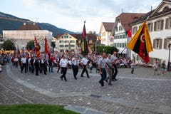 Die Fahnendelegationen ziehen auf dem Dorfplatz ein. (Bild: Edi Ettlin, Stans, 9. Juli 2018)