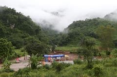 Checkpoint der Rettungskräfte in der Nähe des Höhleneingangs. (Bild: Sakchai Lalit/AP (Mae Sai, 10. Juli 2018))