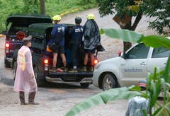 Rettungskräfte werden zum Eingang der Höhle gefahren. (Bild: Sakchai Lalit/AP (Mae Sai, 10. Juli 2018))