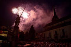 Höhepunkt des Fests ist das Feuerwerk zu Ehren des Helden auf dem Brunnen. (Bild: Edi Ettlin, Stans, 9. Juli 2018)